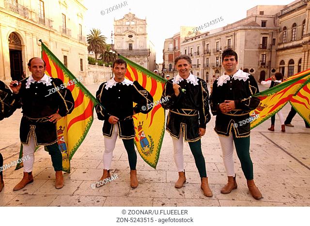 Europa, Italien, Sizilien, Syrakus Eine Parade eines kleinen Folksfest in der Altstadt von Syrakus an der Mittelmeer Kueste im osten von Sizilien