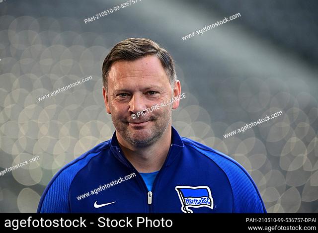 09 May 2021, Berlin: Football, Bundesliga, Matchday 32 at the Olympiastadion. Hertha BSC - Arminia Bielefeld. Coach Pal Dardai of Hertha BSC after the interview