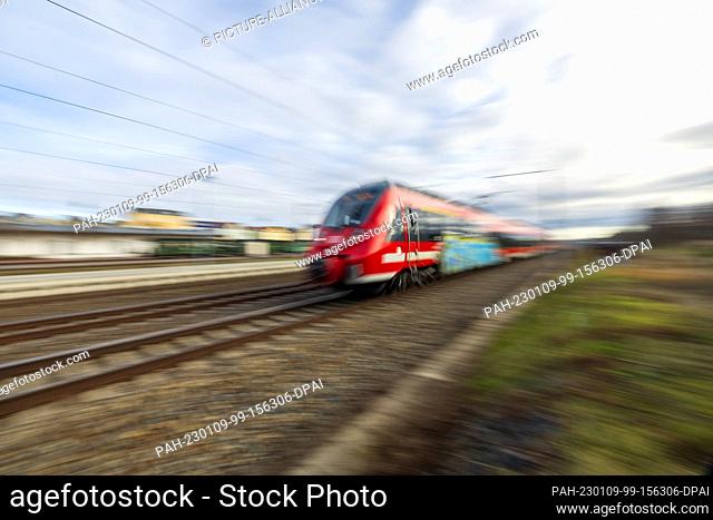 09 January 2023, Saxony, Radebeul: A suburban train enters Radebeul-Ost station near Dresden. (Zoom effect) Photo: Daniel Schäfer/dpa
