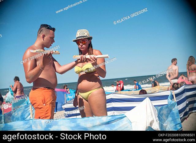Poland, Wladyslawowo in Pomeranian province 14.08.2015. The couple preparing to eat a casserole on the beach. Photo CTK/Grzegorz Klatka