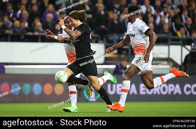 Anderlecht's Fabio Silva and West Ham's Angelo Ogbonna fight for the ball during a soccer game between Belgian RSC Anderlecht and British West Ham United FC