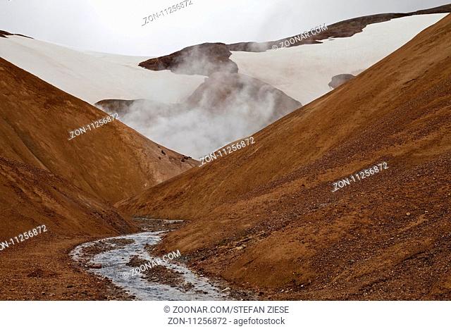 Hochtemperaturgebiet mit Rhyolith Bergen einem Bach und Schnee, Hveradalir, Kerlingarfjoell, Hochland, Island, Europa