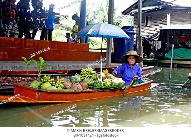 Fruit and vegetable vendor, Damnoen Saduak Floating Market, river market, Bangkok, Thailand, Asia