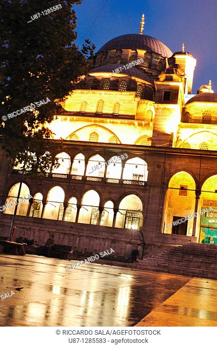 Turkey, Istanbul, The New Mosque or Mosque of the Valide Sultan at Night