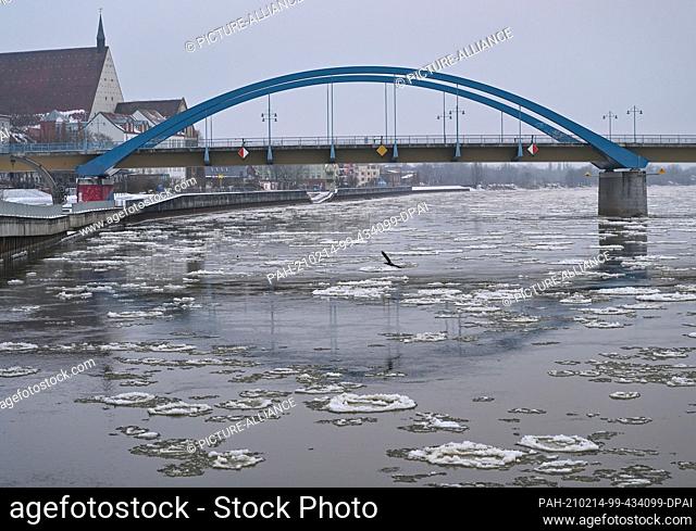 14 February 2021, Brandenburg, Frankfurt (Oder): Ice floes, so-called Brieger Gänse, drift downstream in the German-Polish border river Oder