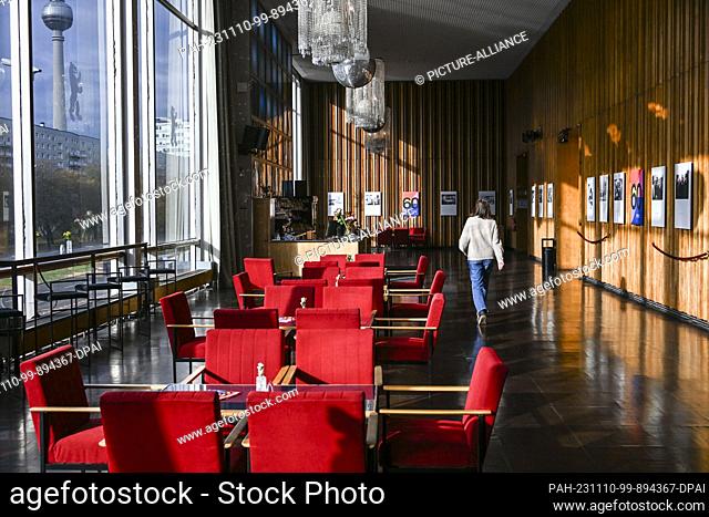 08 noviembre 2023, Berlín: El Panorama Bar en la segunda planta de Kino International en Karl-Marx-Allee también es conocido por los fans de cine y turistas por...