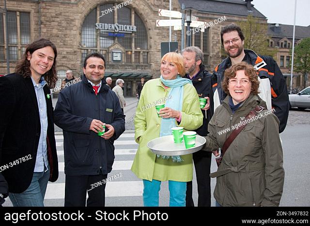 Claudia Roth (Bundesvorsitzende Bündnis 90 / Die Grünen) verteilt fair gehandelten Bio-Kaffee vor dem Bielefelder Hauptbahnhof links: Der Bielefelder...