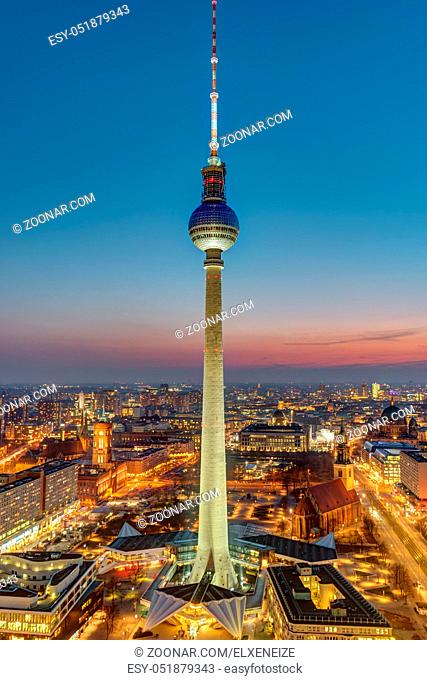 Der berühmte Fernsehturm und die Innenstadt von Berlin nach Sonnenuntergang