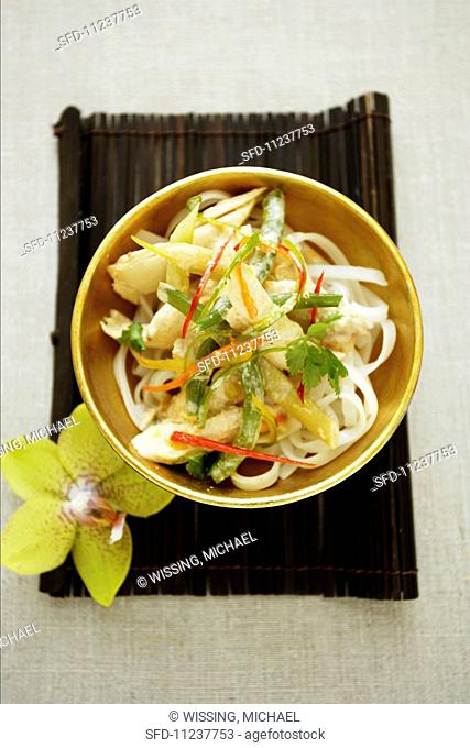 Rice noodle salad with chicken and vegetables (Asia)