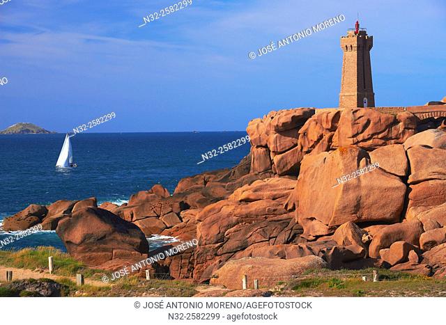 Ploumanach, Ploumanac'h, Mean Ruz Lighthouse, Phare de Mean Ruz, Pink granite coast, Cote de Granit Rose, Cotes d'Armor, Côtes-d'Armor, Perros-Guirec Comune
