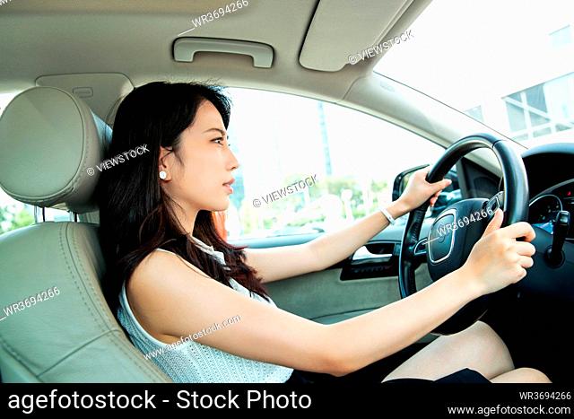 The angry young woman driving a car