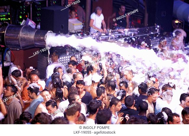 People at a foam party at the Disco Kadoc, Vilamoura, Albufeira, Algarve, Portugal, Europa