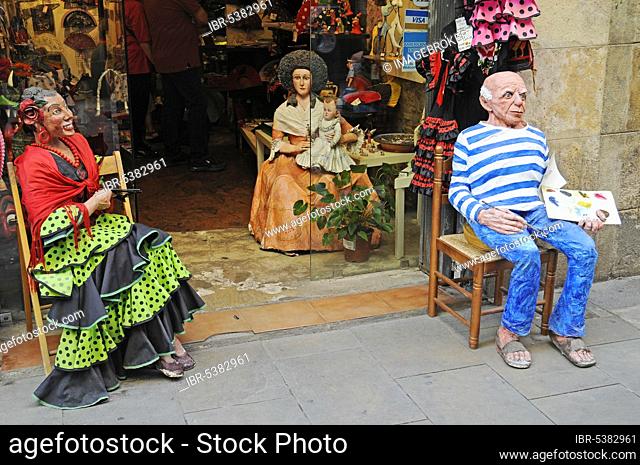 Figure Pablo Picasso, in front of souvenir shop, La Ribera district, Barcelona, Catalonia, Spain, Souvenir shop, Europe