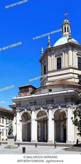 Wlochy - Lombardia - Mediolan - bazylika sw. Wawrzynca - Basilica di San Lorenzo Maggiore oraz posag cesarza Konstantyna - przy Corso di Porta Ticinese Italy -...