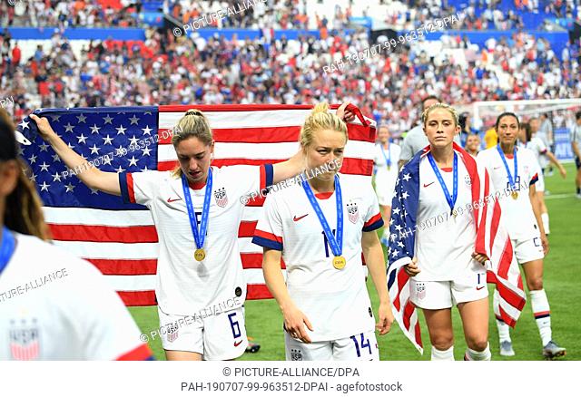 07 July 2019, France (France), Décines-Charpieu: Football, women: WM, USA - Netherlands, final, Stade de Lyon: The US players Morgan Brian (l-r)