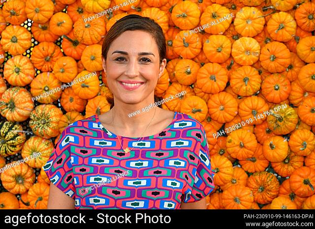 09 September 2023, North Rhine-Westphalia, Hürth: Presenter Nina Moghaddam comes to the big pumpkin festival at Gertrudenhof