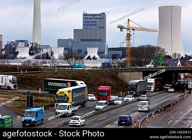 Viel Verkehr auf der Autobahn A 43 mit dem Steag Kraftwerk Herne im Hintergrund, Herne, Ruhrgebiet, Nordrhein-Westfalen, Deutschland, Europa