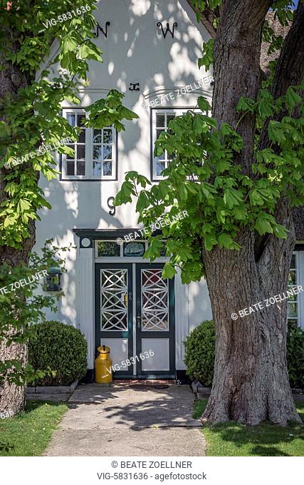 Germany, KEITUM/SYLT, 17.05.2015, Zwei alte Kastanien-Bäume stehen links und rechts neben der reich dekorierten Haustür eines historischen Kapitänshauses in...