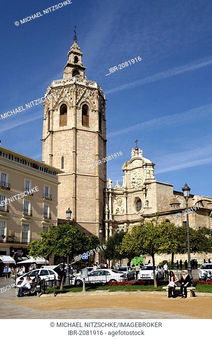 Bell tower of Miguelete and Puerta de los Hierros, Cathedral, Valencia, Spain, Europe
