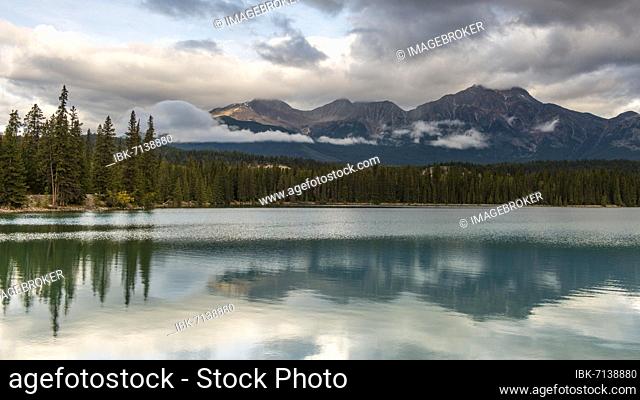 Lac Beauvert, Lac Beaufort, Beauvert Lake, Jasper National Park, Canadian Rockies, Alberta, North America, Canada, North America