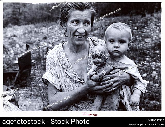 Wife and child of a sharecropper, Arkansas. United States. Farm Security Administration (Sponsor) Shahn, Ben, 1898-1969 (Photographer)