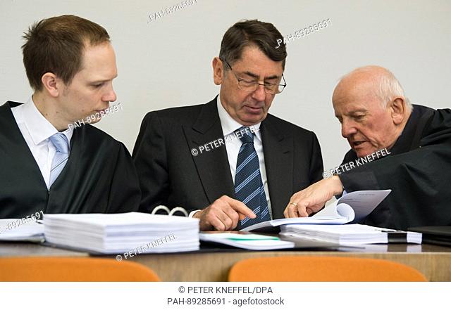 Georg Funke (c), the former CEO of the HRE bank, sits next to his lawyers Christian Sering (l) and Thilo Pfordte (r) at the regional court in Muenchen I in...