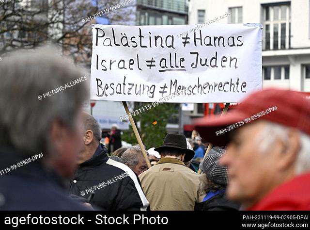 19 November 2023, North Rhine-Westphalia, Cologne: Participants in a Jewish-Palestinian peace demonstration hold up a banner