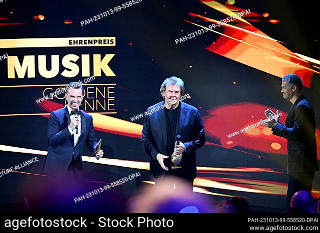 13 October 2023, Saxony, Leipzig: Singer Howard Carpendale (center) is presented with the Honorary Music Award at the ""Goldene Henne"" media prize ceremony