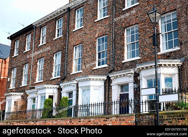 Britische Einfamilienhäuser aus roten Klinkern in York gesehen