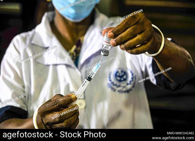 Sylhet, Bangladesh. 28th September 2021. A health worker preparing a dose of the Sinopharm COVID-19 Vaccine at a vaccination center in Chiknagul