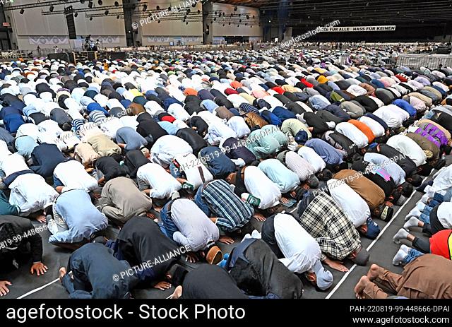 19 August 2022, Baden-Wuerttemberg, Karlsruhe: Members of the Islamic community Ahmadiyya Muslim Jamaat (AMJ) take part in Friday prayers at Messe Karlsruhe