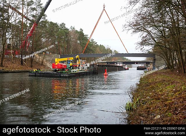 11 December 2023, Berlin: Steel box girders are being installed on the new Fahlenberg Bridge in Köpenick. The girders weigh approx