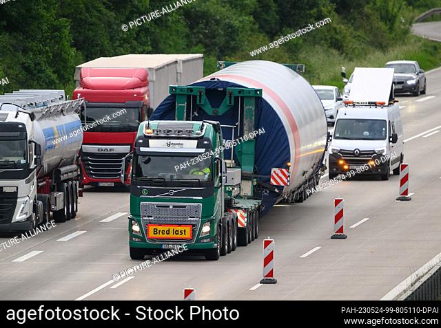 24 May 2023, Saxony, Dresden: A heavy goods vehicle carrying parts of a wind turbine drives along the A4 highway near Dresden in the morning