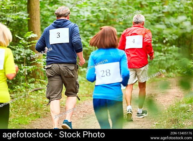 Vitale Senioren beim Lauftraining für die Ausdauer zusammen in der Natur