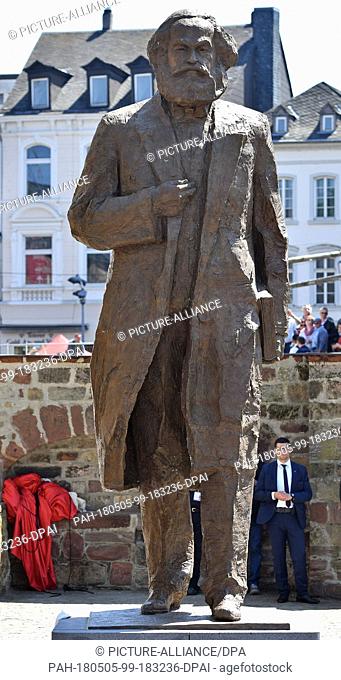05 May 2018, Germany, Trier: The imposing Karl Marx Statue in Trier is revealed in a ceremony. The statue weighs 2.3 tons and is 4.4 metres high