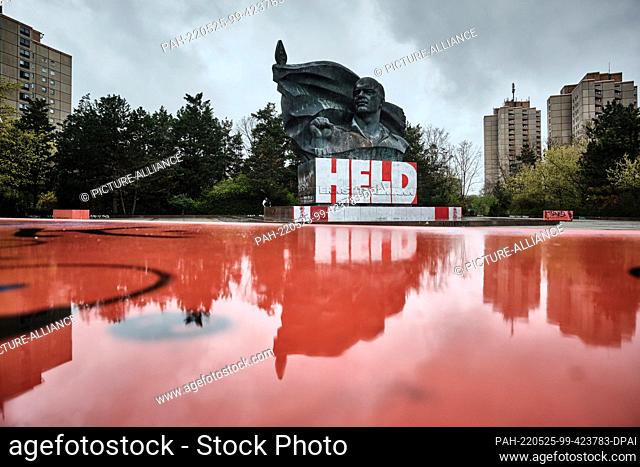 15 April 2022, Berlin: A monument to Ernst Thälmann, former chairman of the Communist Party of Germany (KPD), stands in front of houses in Ernst Thälmann Park...