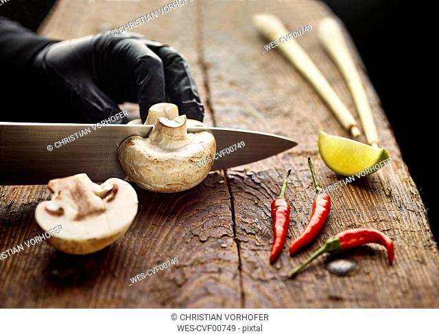 Ingredients for Tom Ka Gai Soup, cutting champignon