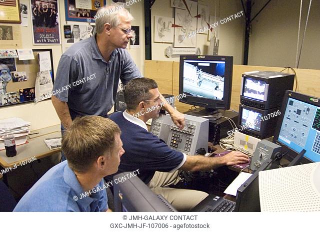 Astronaut Daniel C. Burbank, STS-115 mission specialist, uses the virtual reality lab at the Johnson Space Center to train for his duties aboard the space...