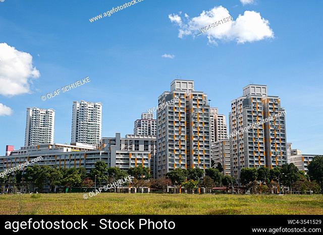Singapore, Republic of Singapore, Asia - View of typical HDB (Housing and Development Board) public housing apartment high-rise buildings from the 1980s in the...
