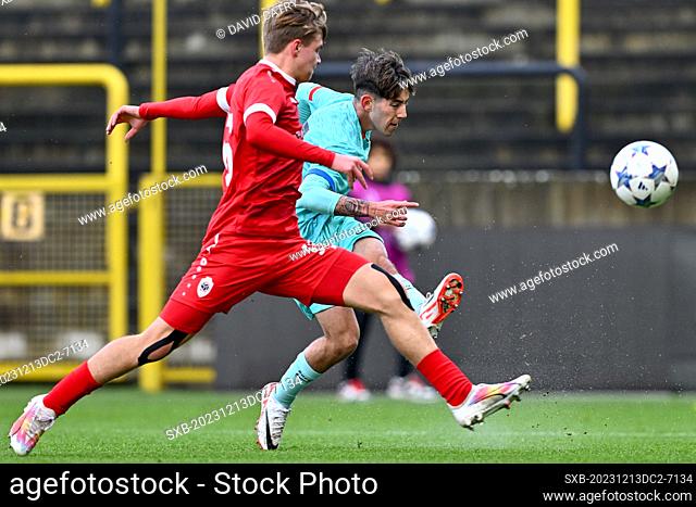 Semm Renders (16) of Antwerp defending on Dani Rodriguez (7) of Barcelona during the Uefa Youth League matchday 6 game in group H in the 2023-2024 season...
