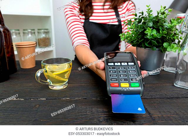 Customer making wireless or contactless payment using credit card