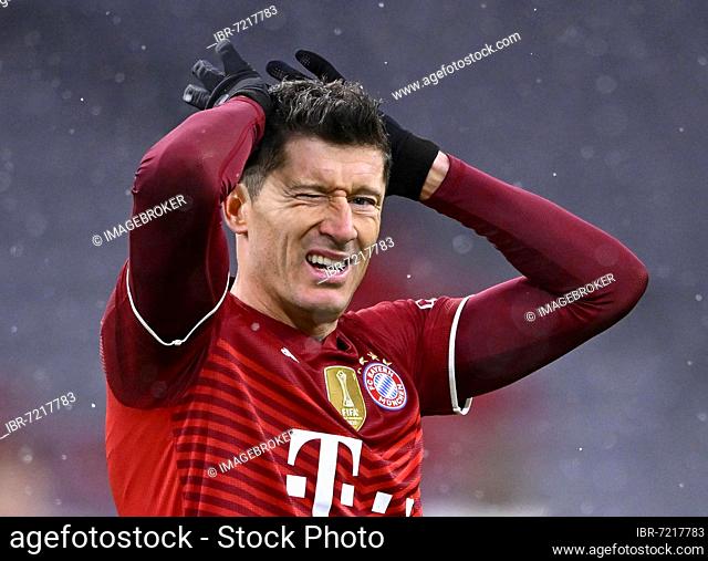 Robert Lewandowski FC Bayern Munich FCB 09 Disappointment after missed goal chance, snowfall, Allianz Arena, Munich, Bavaria, Germany, Europe