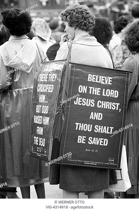 GROSSBRITANNIEN, LONDON, 02.06.1979, Seventies, black and white photo, people on a peace demonstration, young woman presents a signboard with a saying from the...