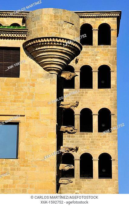 Gárgolas y balcón redondo en esquina del Palau del Lloctinent, Antoni Carbonell estilo renacentista, siglo XVI-XVII, Barcelona, Catalunya, España