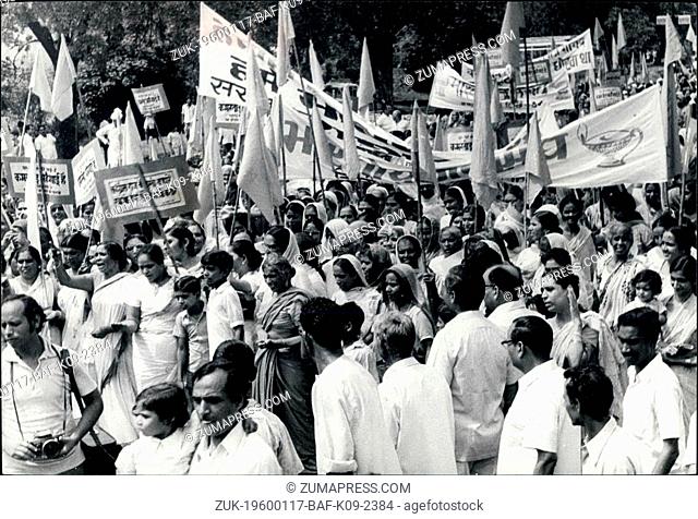 1973 - Jan Sangh -men demand fresh elections: Delhi Jan Sangh (women -) demonstrating near Church gate end of the Rashtrapati Bhavan in new Delhi on Sunday...