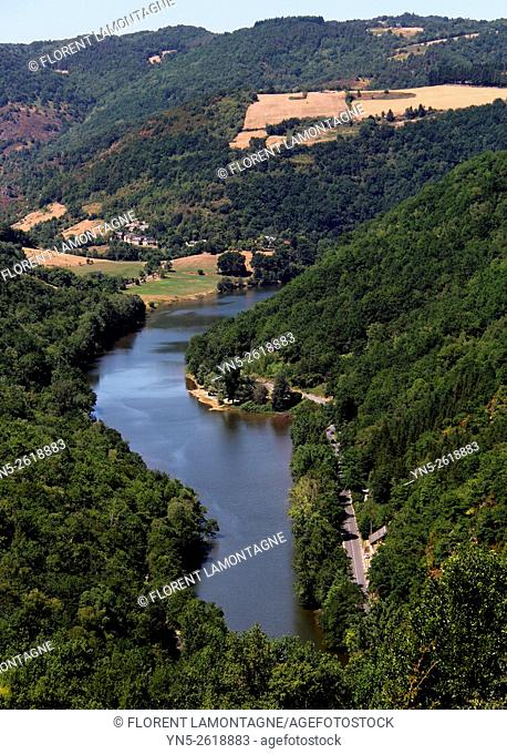 Aveyron, Midi-Pyrenees, view on the Lot's river's buckle near Estaing's town