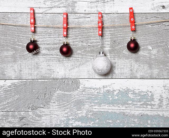 Verwitterte Holzwand mit Weihnachtsbaumschmuck - Weathered screen of boards with Christmas decoration