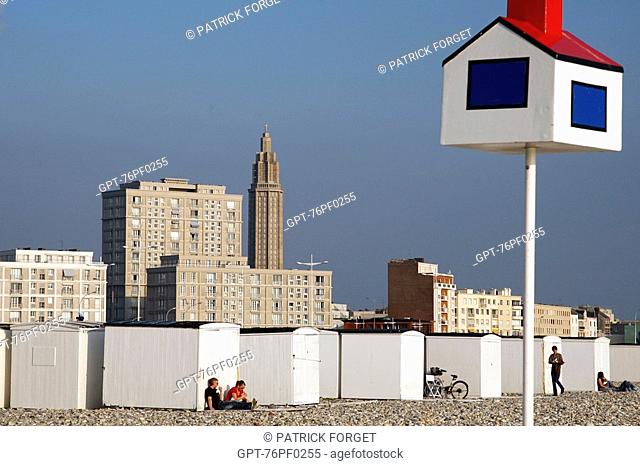 SHINGLE BEACH AND BEACH HUTS IN FRONT OF BUILDINGS BY THE ARCHITECT AUGUSTE PERRET, CLASSED AS WORLD HERITAGE BY UNESCO, LE HAVRE, SEINE-MARITIME 76, NORMANDY