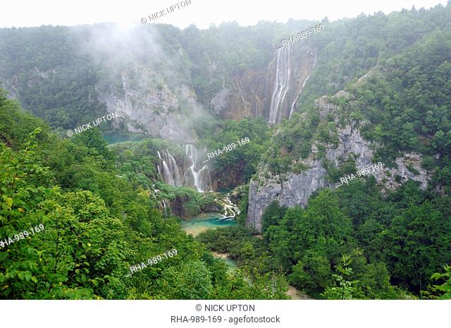 Overview of the great waterfall (Veliki Slap) and Sastavci waterfalls with mist rising, Plitvice Lakes National Park, UNESCO World Heritage Site, Croatia
