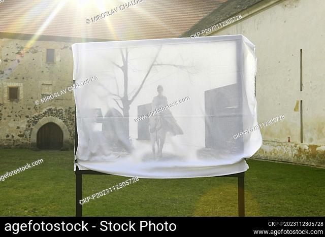 Presentación de dos fotopuntos en el patio del Castillo de Svihov, región de Klatovy, República Checa, 23 de noviembre de 2023